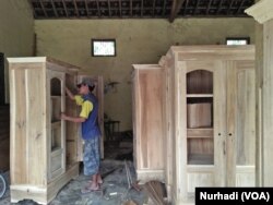 Ilustrasi - Pekerja industri mebel di Klaten, Jawa Tengah. (Foto:VOA/ Nurhadi)