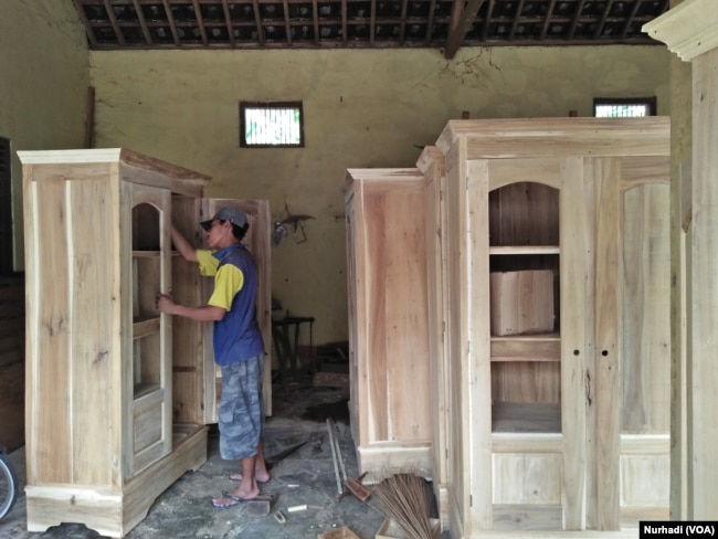 Pekerja industri mebel di Klaten, Jawa Tengah. (Foto:VOA/ Nurhadi)