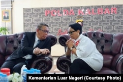 Menteri Luar Negeri Retno Marsudi berbincang dengan Gubernur Kalbar Sutarmidji di Mapolda Kalbar, Kamis, 25 Juli 2019. (Foto: Kementerian Luar Negeri)