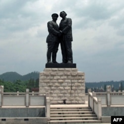 茅坪的会师广场上矗立着朱德与毛泽东握手的雕塑