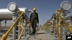 Iranian oil technician Majid Afshari makes his way to the oil separator facilities in Iran's Azadegan oil field southwest of Tehran, Iran, April 15, 2008 (file photo).