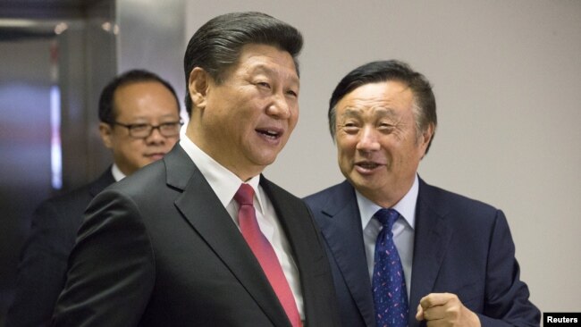 华为创始人任正非（右）陪同中国国家主席习近平参观华为在英国伦敦的办公室。（2015年10月21日）