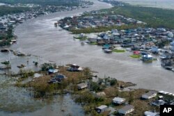La ciudad de Lafitte, Louisiana, resultó inundada después del huracán Ida, el lunes 30 de agosto de 2021. (AP Photo / David J. Phillip)