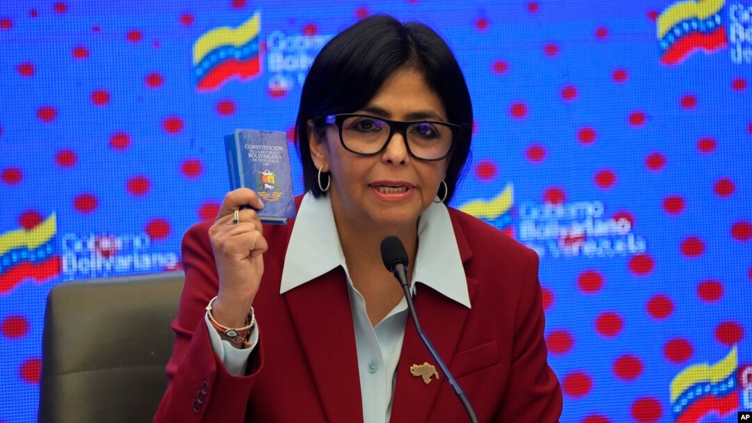Delcy Rodríguez, vicepresidenta del gobierno de Nicolás Maduro, habla a la prensa en Caracas sobre la postura oficial en cuanto al Esequibo, el 31 de octubre. Este lunes, llegó a La Haya para participar en una audiencia sobre el diferendo territorial con Guyana. 