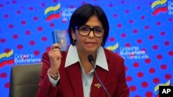 Delcy Rodríguez, vicepresidenta del gobierno de Nicolás Maduro, habla a la prensa en Caracas sobre la postura oficial en cuanto al Esequibo, el 31 de octubre. Este lunes, llegó a La Haya para participar en una audiencia sobre el diferendo territorial con Guyana. 