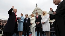 Presiden AS Donald Trump saat diambil sumpah jabatan pertamanya, dipimpin Ketua MA John Roberts, sementara istrinya Melania memegang Alkitab, didampingi oleh anak-anak Trump: Barron, Ivanka, Eric, dan Tiffany di Capitol Hill, Washington, DC pada 27 Januari 2017 (foto: dok). 