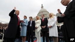 Presiden AS Donald Trump saat diambil sumpah jabatan pertamanya, dipimpin Ketua MA John Roberts, sementara istrinya Melania memegang Alkitab, didampingi oleh anak-anak Trump: Barron, Ivanka, Eric, dan Tiffany di Capitol Hill, Washington, DC pada 27 Januari 2017 (foto: dok). 