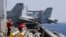 Thủy thủ tàu USS Carl Vinson chuẩn bị gắn rốc kết cho máy bay F-18 trước cuộc tuần tra thường lệ tại Biển Đông ngày 3/3/2017. 