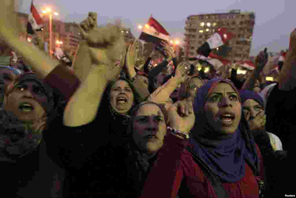 Demonstran meneriakkan slogan-slogan anti pemerintahan Mursi (27/11). (Reuters/Mohamed Abd El Ghany)