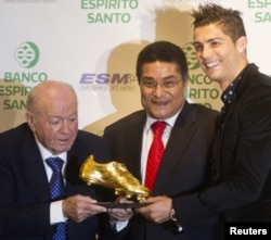 Três estrelas do futebol de sempre (da esquerda para a direita) Alfredo Di Stefano, Eusébio e Ronaldo.