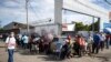 La gente espera en la fila para vacunarse con la vacuna de AstraZeneca contra el COVID-19 en Managua, el 20 de septiembre de 2021.