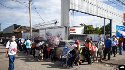La gente espera en la fila para vacunarse con la vacuna de AstraZeneca contra el COVID-19 en Managua, el 20 de septiembre de 2021.