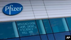 En esta foto de archivo del martes 23 de febrero de 2021, un letrero está pegado en una ventana superior en el centro de fabricación de Pfizer en Puurs, Bélgica. 