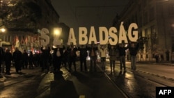 Активисты вышли на улицы, чтобы отметить 55-летие Венгерской революции