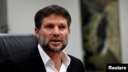 FILE: Menteri Keuangan Israel Bezalel Smotrich berbicara dalam konferensi pers di Kementerian Keuangan Israel di Yerusalem, 8 Januari 2023. (Ronen Zvulun/REUTERS)