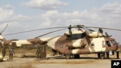 Kenya Defense Forces soldiers service helicopter near Kenya-Somalia border, Feb. 20, 2012 (file photo).