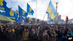 Para pengunjuk rasa melakukan demo di Independence Square, Kiev 2/12/2013, menuntut pengunduran diri Presiden Viktor Yanukovych, setelah ia mundur dari kesepakatan perdagangan dengan Uni Eropa.