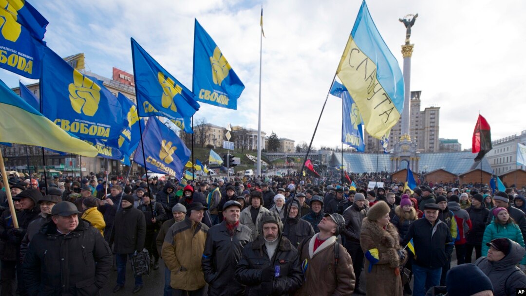 Para pengunjuk rasa melakukan demo di Independence Square, Kiev 2/12/2013, menuntut pengunduran diri Presiden Viktor Yanukovych, setelah ia mundur dari kesepakatan perdagangan dengan Uni Eropa.