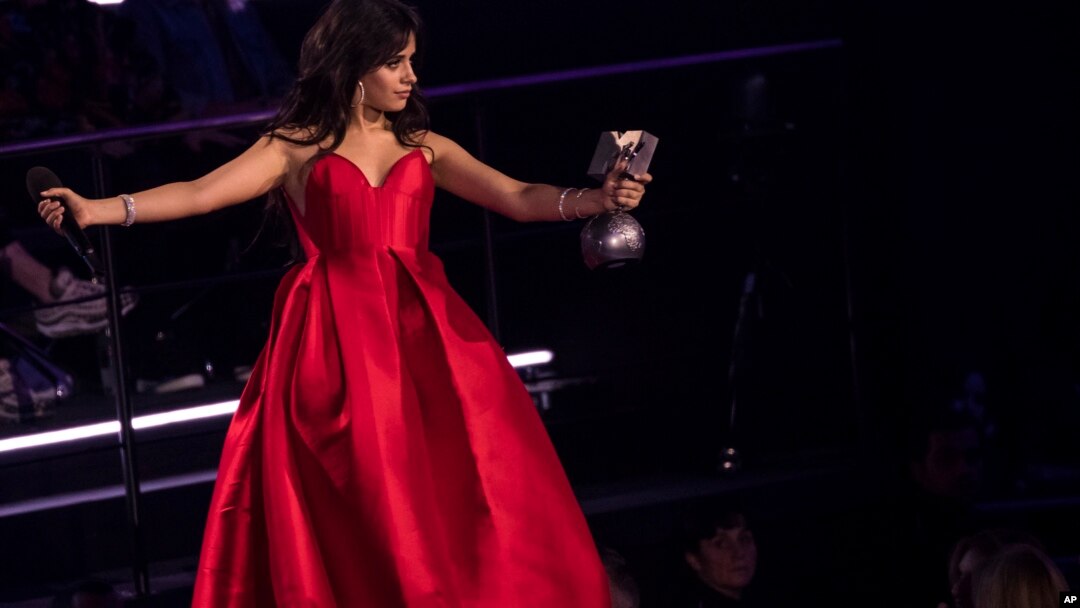 Penyanyi berdarah Amerika-Kuba, Camila Cabello, ketika menerima penghargaan Artis Terbaik dalam MTV European Music Award di Bilbao, Spanyol, Minggu, 4 November 2018.