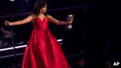 Penyanyi berdarah Amerika-Kuba, Camila Cabello, ketika menerima penghargaan Artis Terbaik dalam MTV European Music Award di Bilbao, Spanyol, Minggu, 4 November 2018.