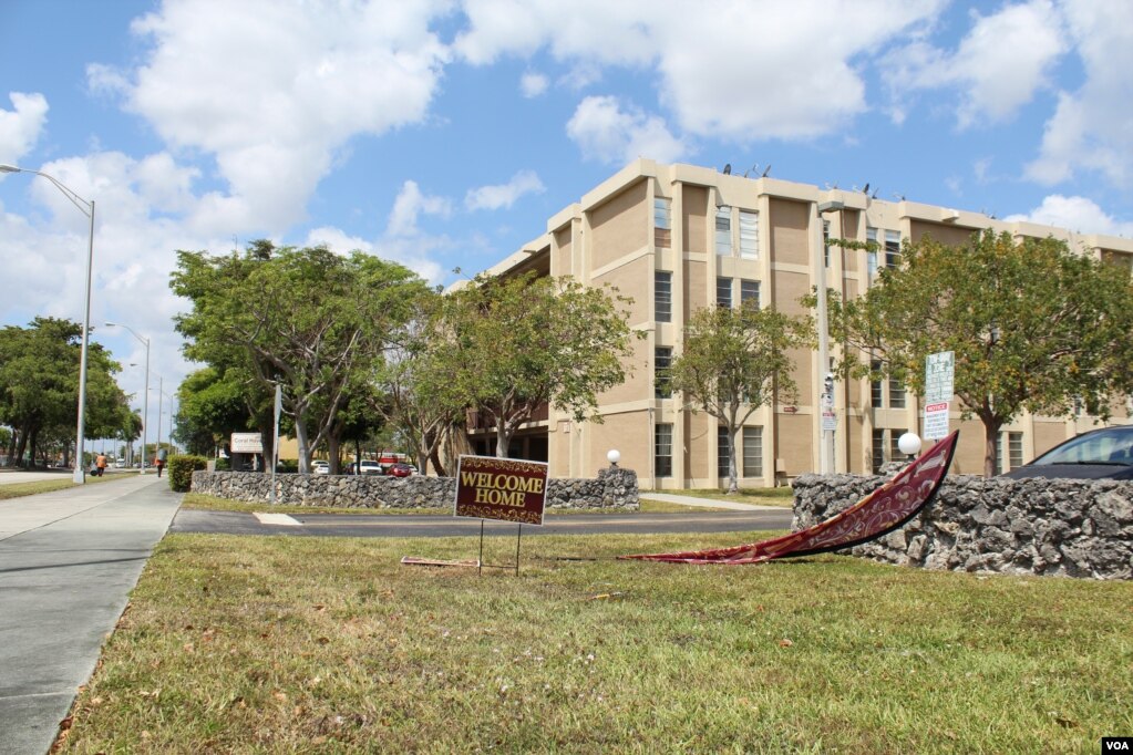 Una avenida de un suburbio de Miami, en la ciudad de Westchester vive una de sus horas de soledad, sin tráfico vehicular ni peatonal. A lo lejos trabajadores del condado recogen la basura. [Foto: Luis Felipe Rojas/ Voa Noticias].