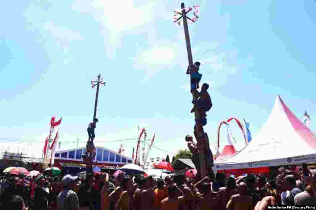 Lomba panjat pinang mewarnai perayaan Ulang Tahun ke-73 Republik Indonesia di Singaraja Bali, Jumat, 17 Agustus 2018. (Foto: Radio Guntur FM)