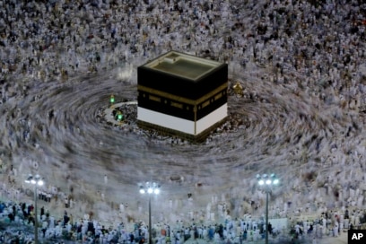 Jemaah haji melakukan tawaf mengelilingi Ka’bah dalam pelaksaan ibadah haji di Mekah, Arab Saudi, 16 Agustus 2018. (Foto: AP)