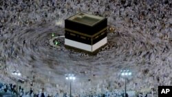 En esta foto del 16 de agosto de 2018, peregrinos musulmanes rodean la Kaaba mientras rezan en la Gran Mezquita, antes de la peregrinación anual al Hach en la ciudad santa musulmana de La Meca, Arabia Saudita. La peregrinación islámica anual atrae a millones de visitantes cada año, por lo que es la mayor reunión anual de personas en el mundo. (Foto AP / Dar Yasin).