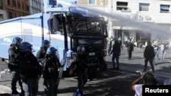 La police à côté d’un camion anti-incendie à Rome, Italie, 24 août 2017. 