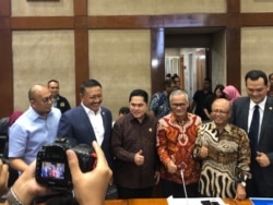Menteri BUMN Erick Thohir berfoto bersama Anggota Panja Komisi VI DPR RI sebelum melakukan rapat tertutup dalam membahas masalah Asuransi Jiwasraya, di Gedung DPR RI, Jakarta, Rabu, 29 Januari 2020. (Foto: VOA/Ghita)