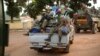 Des ex-Séléka évacuent le Camp de Roux à Bangui, Centrafrique, 27 janvier 2014.