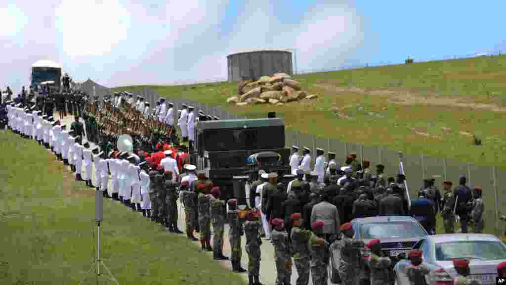 Military personnel line the route as former South African President Nelson Mandela&#39;s casket is taken to its burial place in Qunu, South Africa, Dec. 15, 2013. 