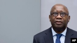 L'ancien président ivoirien, Laurent Gbagbo, se présente pour le début de son procès devant la Cour pénale internationale à La Haye, Pays-Bas, jeudi 28 janvier 2016.