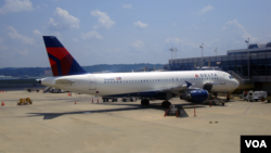 Salah satu pesawat maskapai Delta Airlines di bandara Ronald Reagan-Washington National di Washington DC (VOA/Diaa Bekheet).