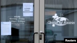 Los letreros en la oficina de Christian Aid Ministries en Millersburg, Ohio, EE. UU., informan sobre las personas secuestradas en Haití y que la sede permanecerá cerrada, el 21 de octubre de 2021.