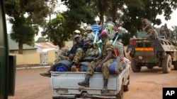 Des ex-Séléka évacuent le Camp de Roux à Bangui, Centrafrique, 27 janvier 2014.