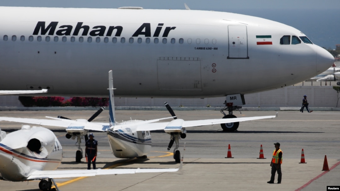 Pesawat Airbus A340 milik maskapai penerbangan Mahan Air terparkir di Bandara Internasional Simon Bolivar di luar Caracas, Venezuela, 8 April 2019.
