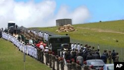 Soldados hacen valla de honor al cortejo fúnebre de Nelson Mandela, en Qunu, donde fue enterrado el líder anti-apartheid.