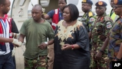 La ministre kenyane de la défense, Raychelle Omamo, assiste un soldat blessé lors d'une attaque d'al-Shabab en Somalie, à Nairobi, Kenya, le 17 janvier 2016. 