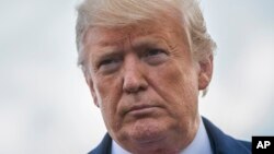 도널드 트럼프 미국 대통령이 31일 백악관 사우스론에서 취재진의 질문에 답하고 있다. 