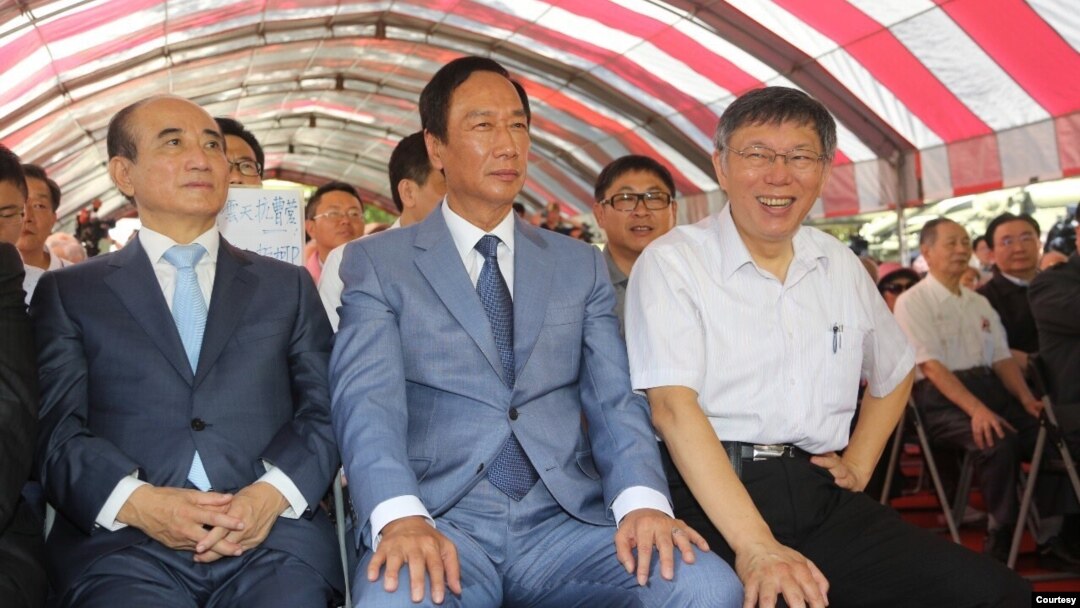 台北市長柯文哲(右)與鴻海集團創辦人郭台銘(中)及前立法院長王金平(左)2019年8月23日在一項紀念金門戰役的活動上首次公開合體(台北市政府提供)