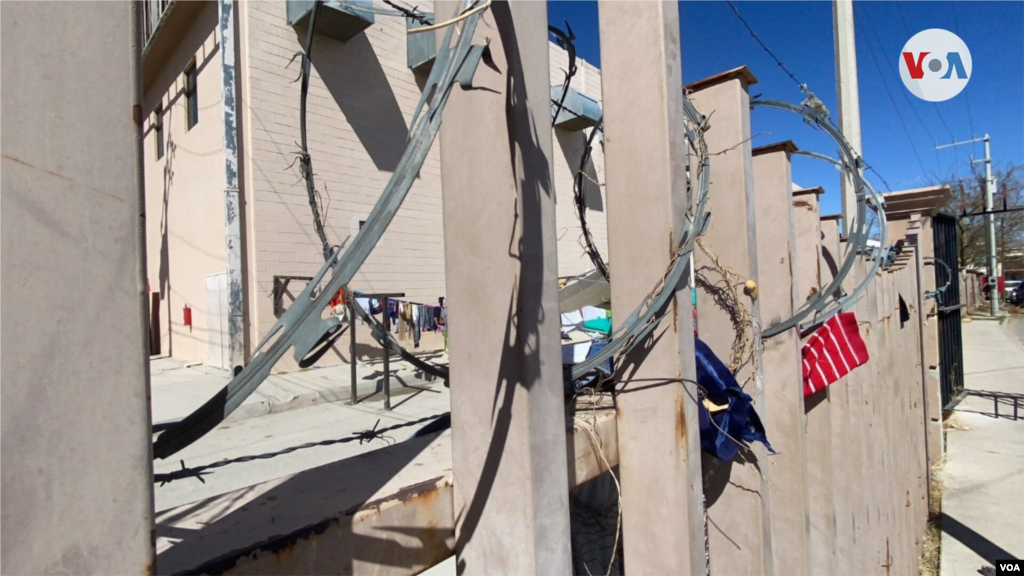 Un alambre con p&#250;as rodea el albergue Leona Vicario, en Ciudad Ju&#225;rez, donde los residentes usan las rejas para colgar la ropa que acaban de lavar. 