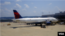 FILE - A Delta Airlines plane is seen parked at Ronald Reagan-Washington National airport, outside Washington, D.C. (D. Bekheet/VOA)