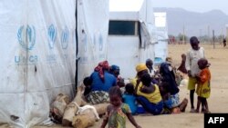 Para pengungsi Nigeria duduk di samping tenda UNHCR di kamp pengungsi di Minawao, di perbatasan Nigeria (29/3/2014). 