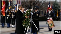 Presiden Barack Obama dan PM Irak Nouri al-Maliki meletakkan karangan bunga di Taman Makam Pahlawan Arlington, di luar Washington DC (12/12).