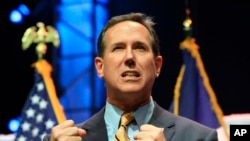 Mantan Senator Pennsylvania Rick Santorum berbicara di "Iowa Faith & Freedom 15th Annual Spring Kick Off," Waukee, Iowa, 25 April 2015. Akhir pekan ini sebelas kandidat calon presiden Partai Republik mengikuti forum serupa di Iowa. (AP Photo/Nati Harnik)