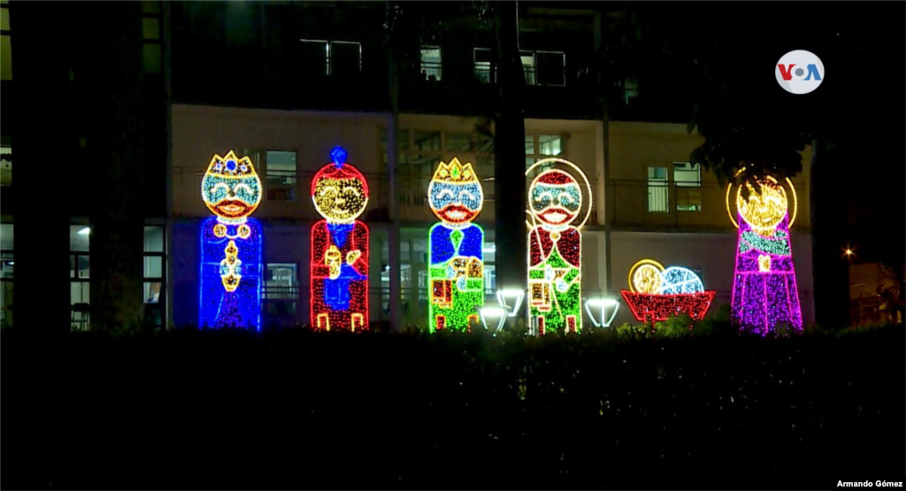 As&#237; luce la fachada del Hospital de Ni&#241;os en San Juan, Costa Rica con el nacimiento del Ni&#241;o Jes&#250;s. Foto Armando G&#243;mez/VOA.