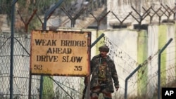 Seorang tentara India berjaga di luar kamp militer di Nagrota, negara bagian Jammu, Selasa (29/11).