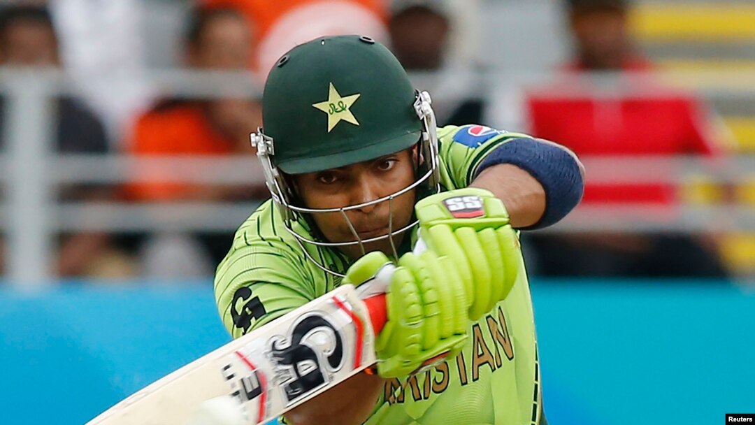 عمر اکمل کرکٹ ورلڈ کپ کے آکلینڈ میں ہونے والے میچ میں ساؤتھ افریقہ کے خلاف چوکا مار رہے ہیں۔ 7 مارچ 2015 
