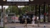 미 공군(USAF) 병력과 부대가 주둔 중인 영국 레이큰히스 공군기지 입구에 경장갑차와 군 병력이배치되어 있다.